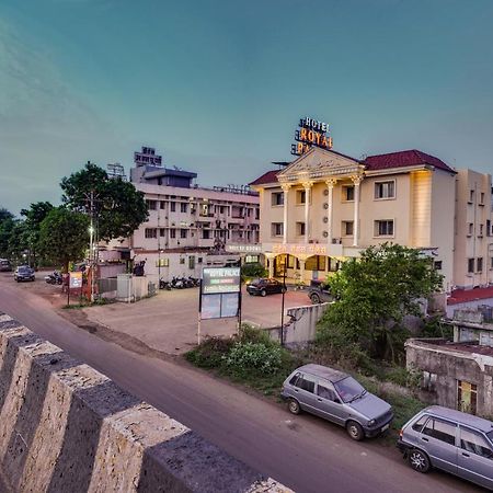 Hotel Royal Palace Karad Экстерьер фото
