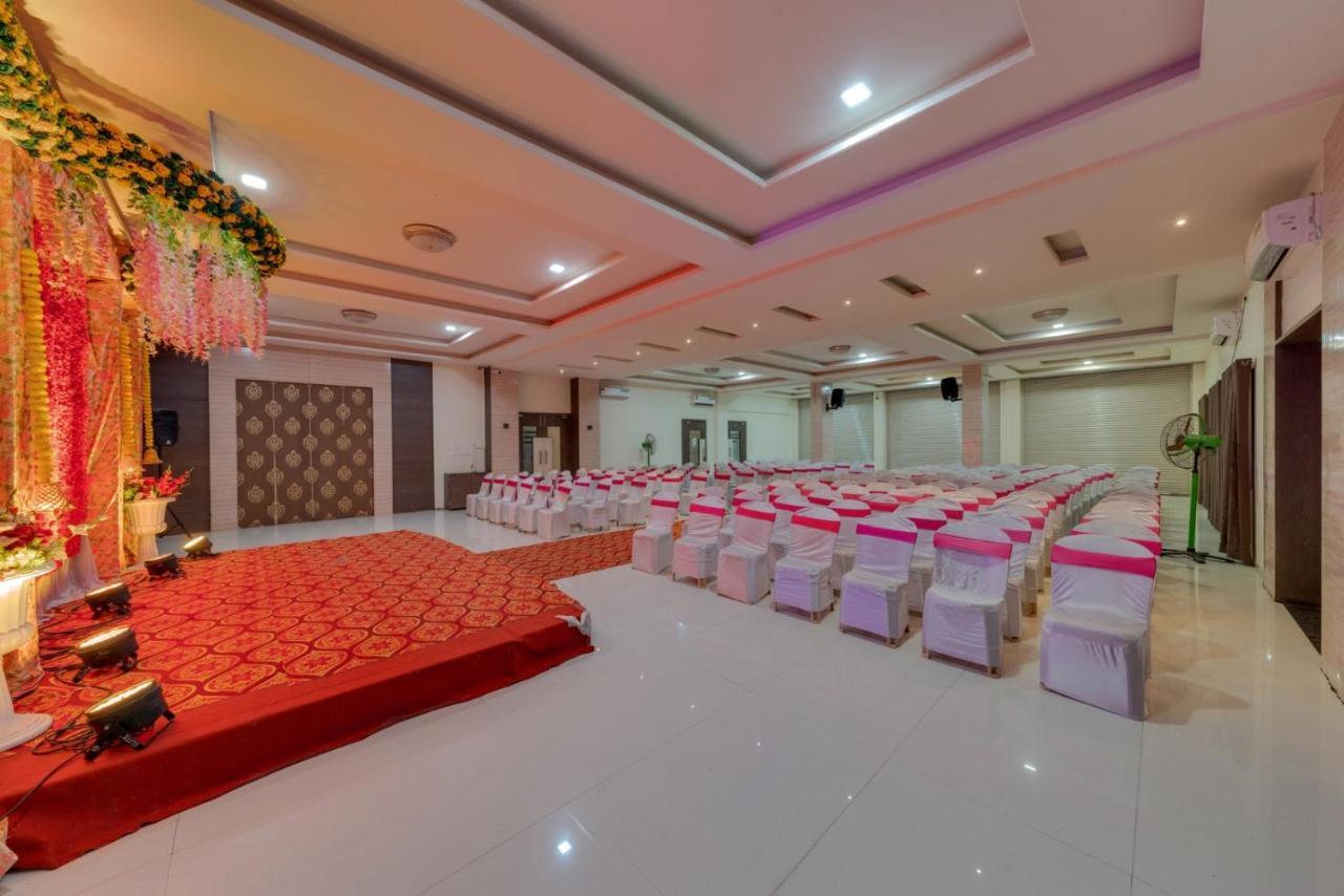 Hotel Royal Palace Karad Экстерьер фото