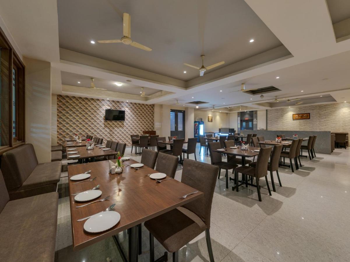 Hotel Royal Palace Karad Экстерьер фото