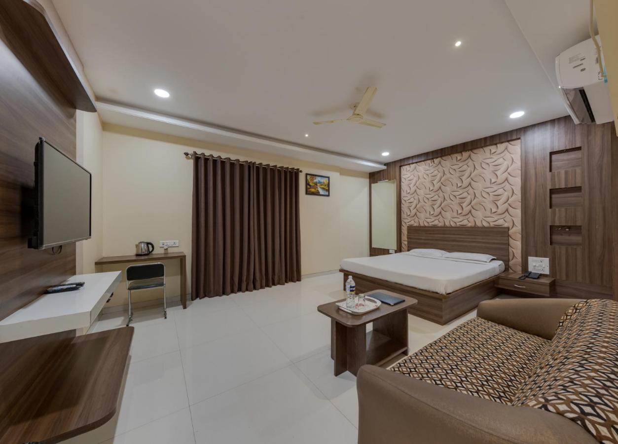 Hotel Royal Palace Karad Экстерьер фото