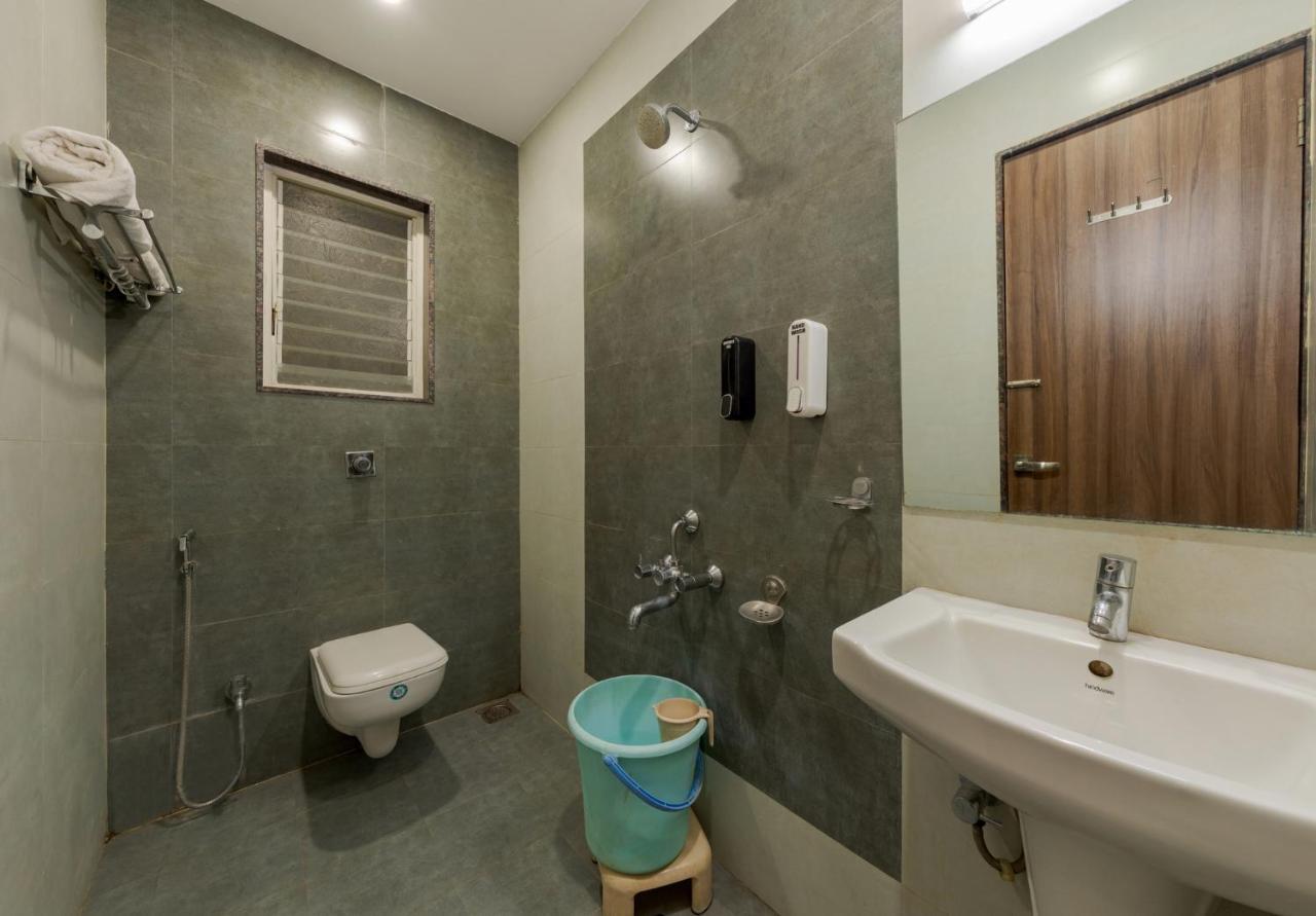 Hotel Royal Palace Karad Экстерьер фото
