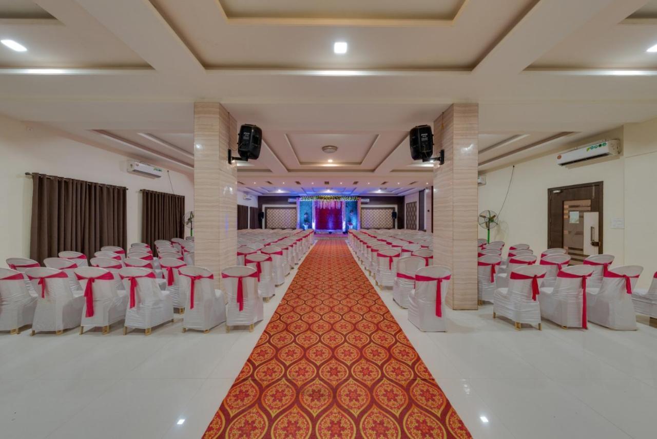 Hotel Royal Palace Karad Экстерьер фото