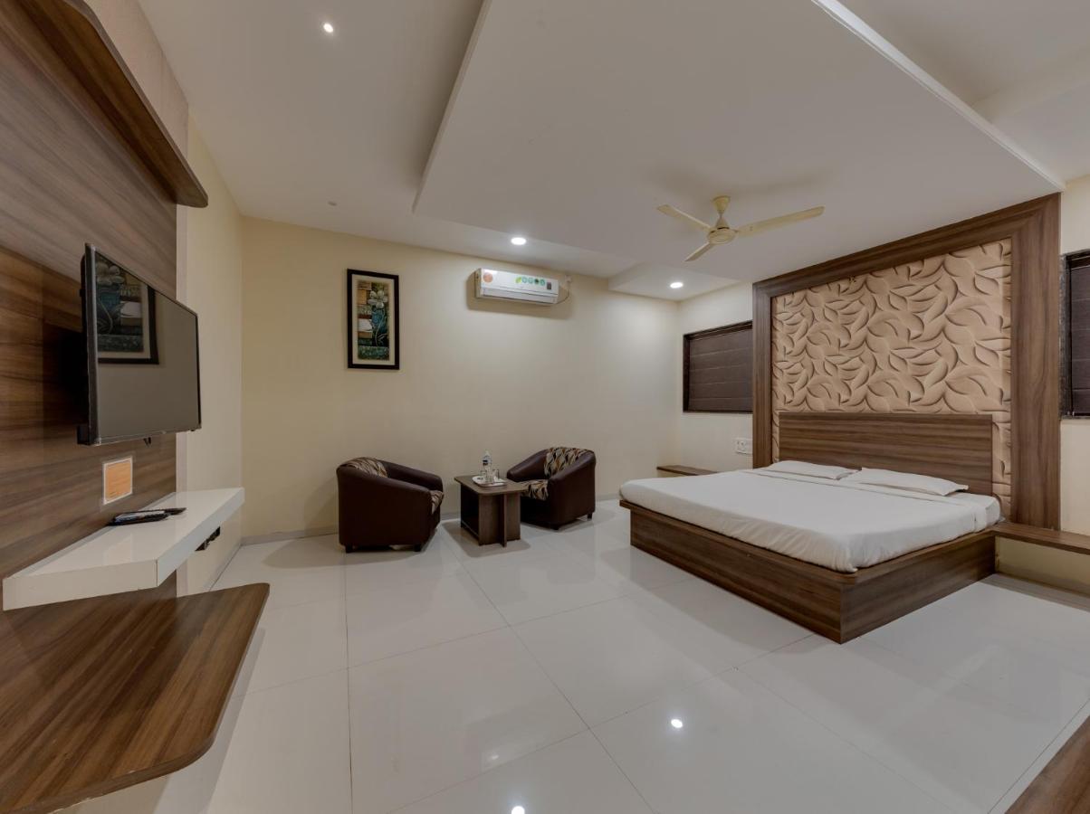 Hotel Royal Palace Karad Экстерьер фото