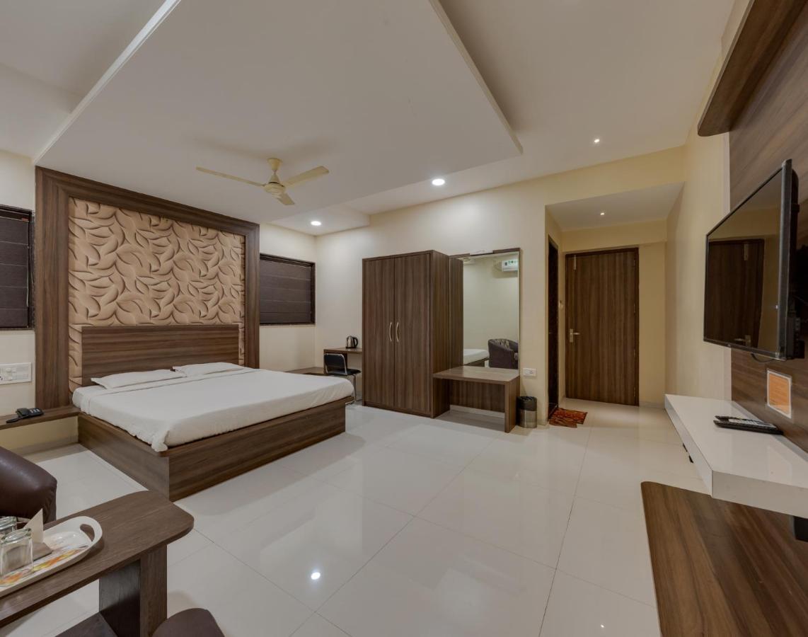 Hotel Royal Palace Karad Экстерьер фото