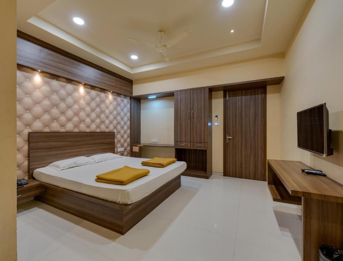 Hotel Royal Palace Karad Экстерьер фото