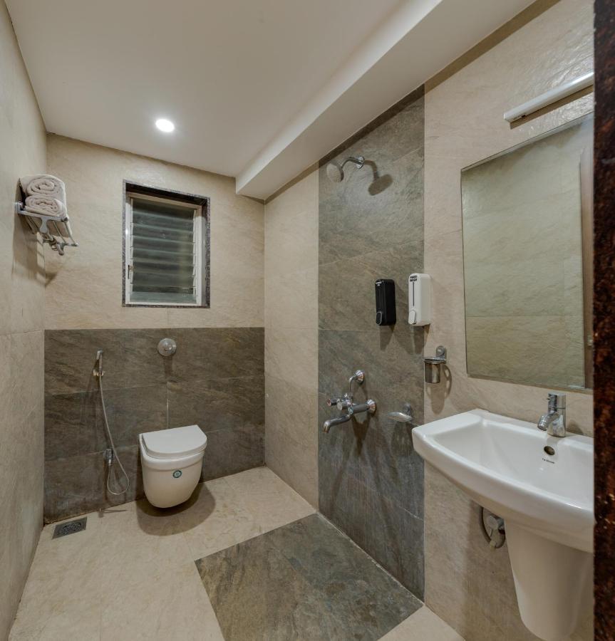 Hotel Royal Palace Karad Экстерьер фото