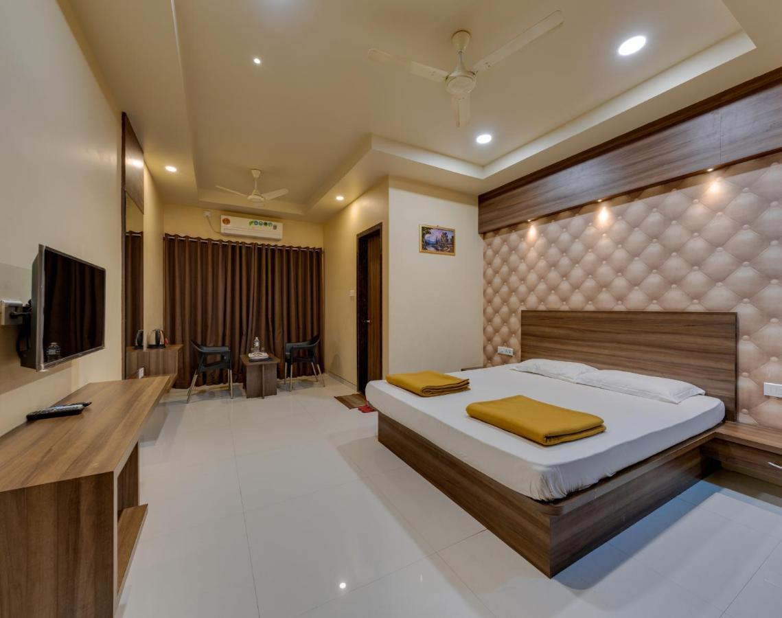 Hotel Royal Palace Karad Экстерьер фото