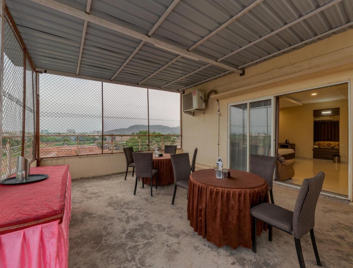 Hotel Royal Palace Karad Экстерьер фото