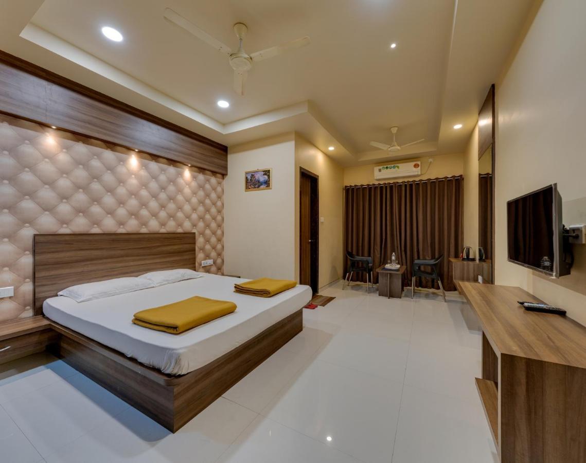 Hotel Royal Palace Karad Экстерьер фото